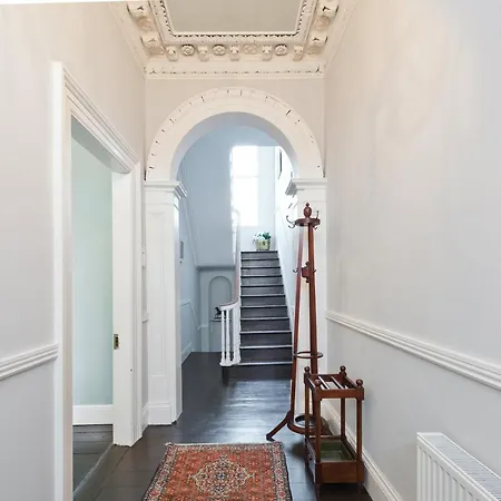 The George Bernard Shaw Apartman *